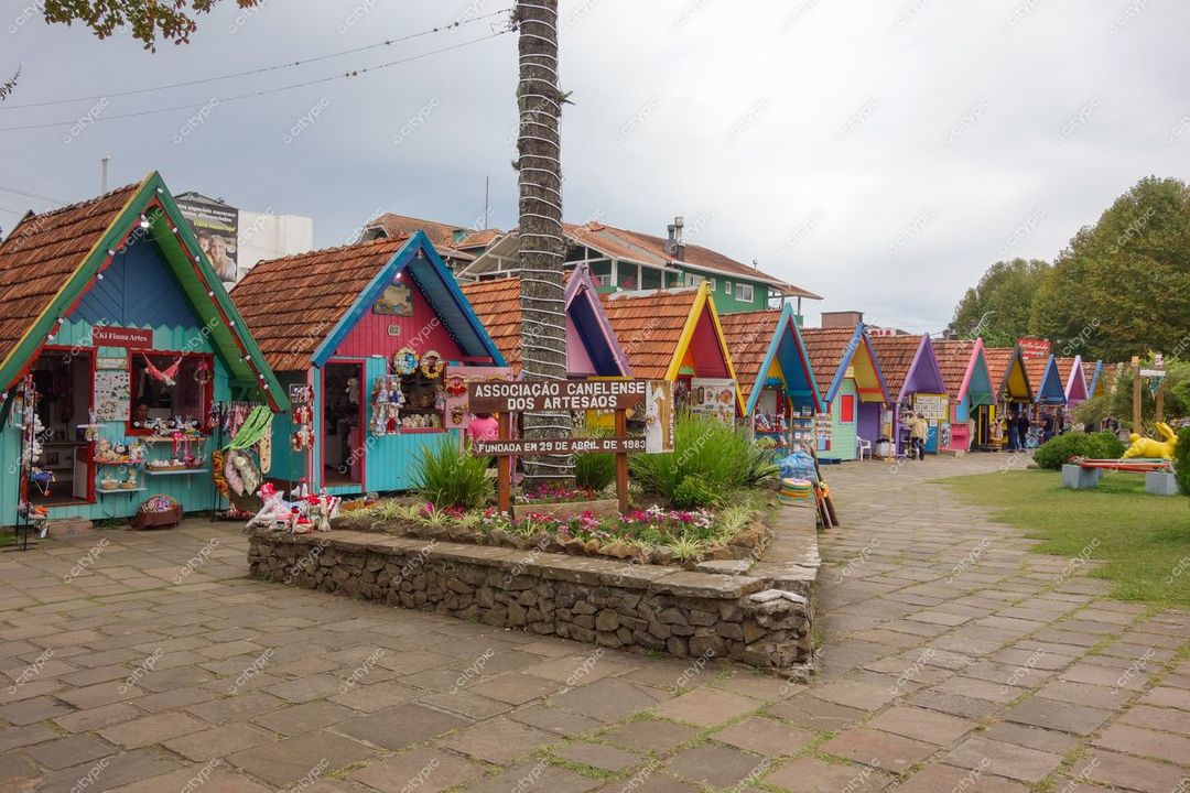 Canela, Rio Grande do Sul, casas coloridas da Associação Canelense dos Artesãos em dia nublado com gramado verde