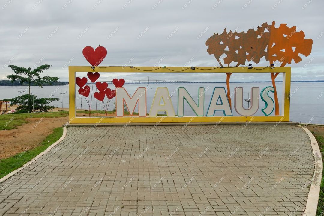 Manaus, Amazonas, painel colorido “MANAU” em área pública com ponte ao fundo e arte urbana decorativa