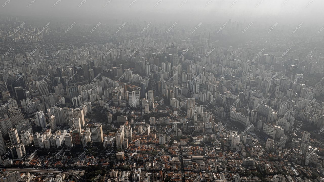 São Paulo, São Paulo, vista aérea com arranha-céus em tons cinzas e residências de telhados vermelhos sob neblina