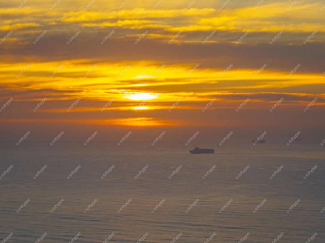 Itajaí, Santa Catarina, pôr do sol vibrante sobre o mar com navios mercantes ao fundo e água tranquila