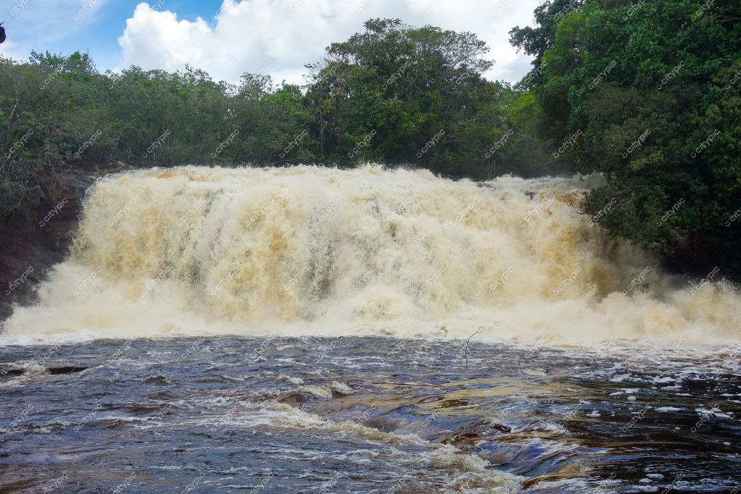 Presidente Figueiredo, Amazonas, cachoeira imponente com águas turbulentas em dia ensolarado e vegetação densa ao redor