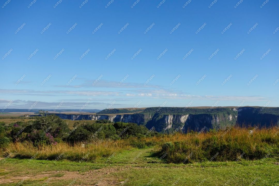 Cambará do Sul, Rio Grande do Sul vista panorâmica em dia ensolarado com vegetação verde e formações rochosas ao fundo
