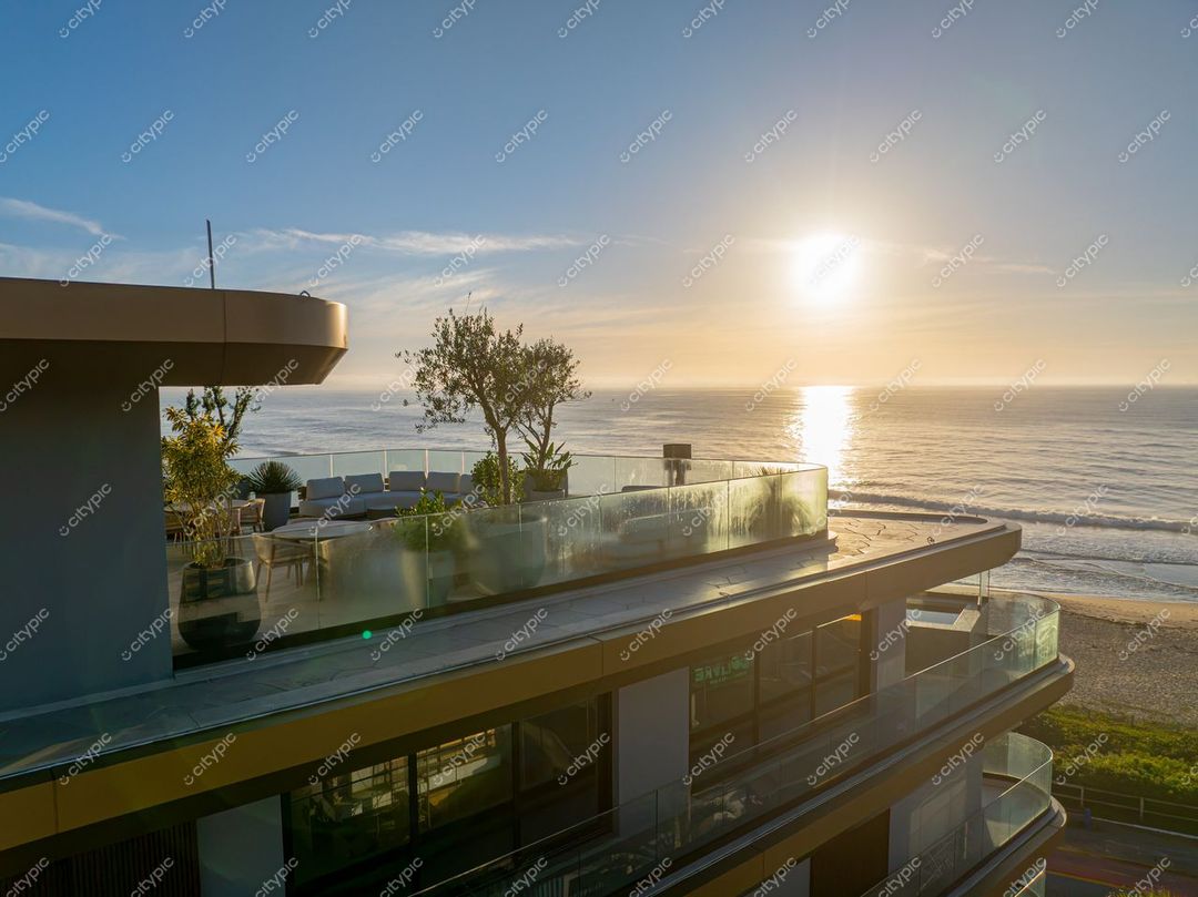 Itajaí, Santa Catarina vista panorâmica de moderno edifício com terraço ao pôr do sol sobre o Oceano Atlântico