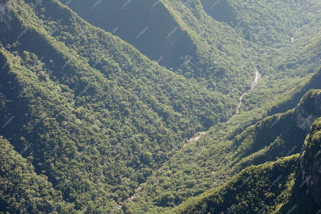 Cambará do Sul, Rio Grande do Sul vista aérea de vale verdejante com montanhas e curso d’água serpenteante