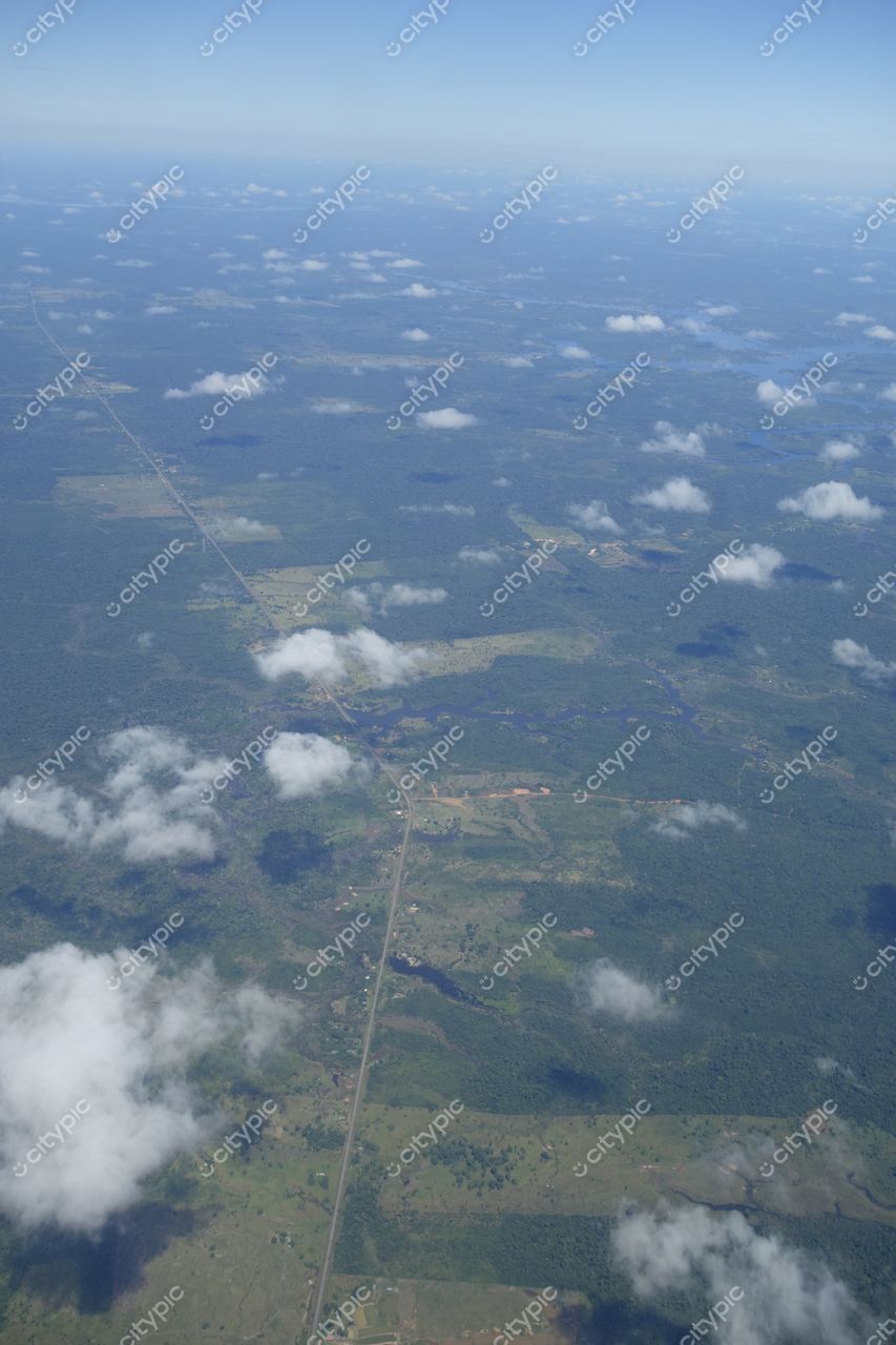 Manaus, Amazonas vista aérea com vegetação densa, clareiras, cursos d’água e estradas retas em dia nublado