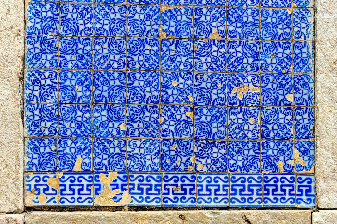 São Luís, Maranhão, azulejos azuis da arquitetura colonial com detalhes desgastados em dia claro e fundo neutro