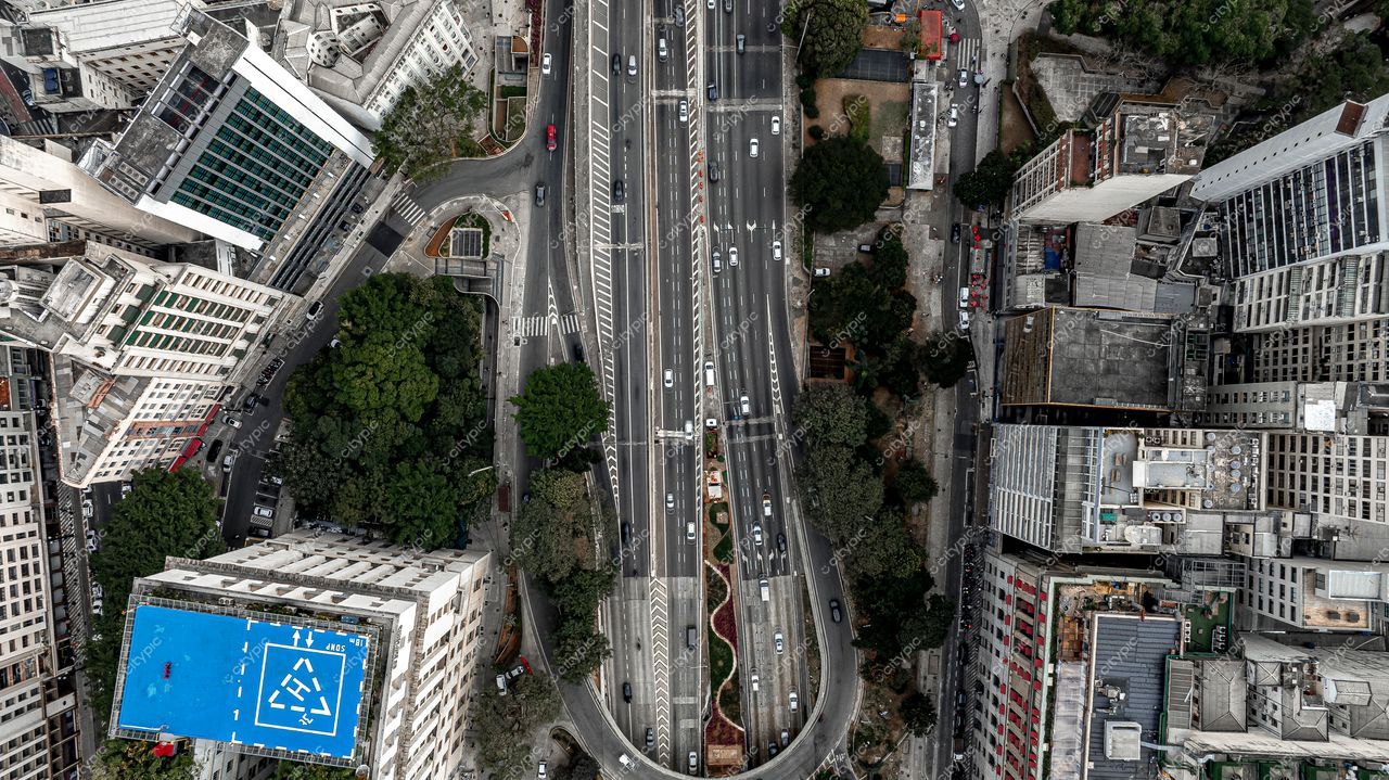 São Paulo, São Paulo, vista aérea de via urbana com tráfego intenso e vegetação ao redor em dia claro