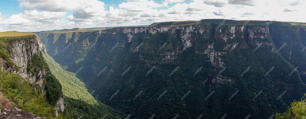 Cambará do Sul, Rio Grande do Sul vista panorâmica de desfiladeiro com vegetação densa e céu azul durante o dia