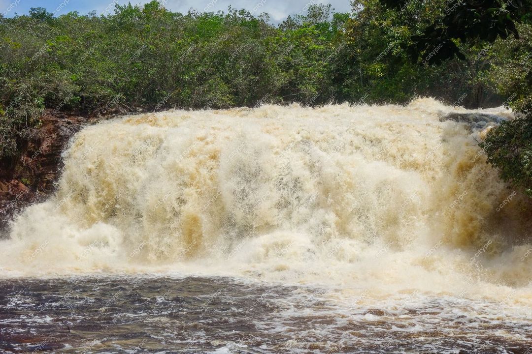Presidente Figueiredo, Amazonas, cachoeira com forte fluxo de água e vegetação tropical iluminada pela luz do dia