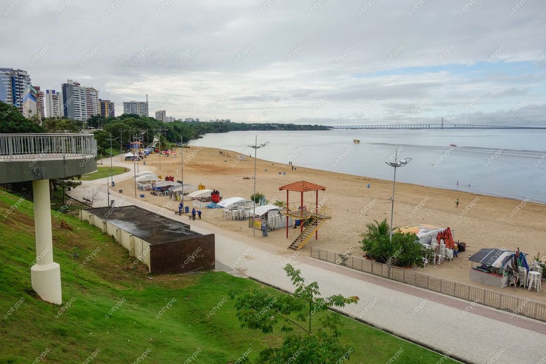 Manaus, Amazonas, vista da orla do Rio Negro com praia de areia clara e céu nublado ao fundo