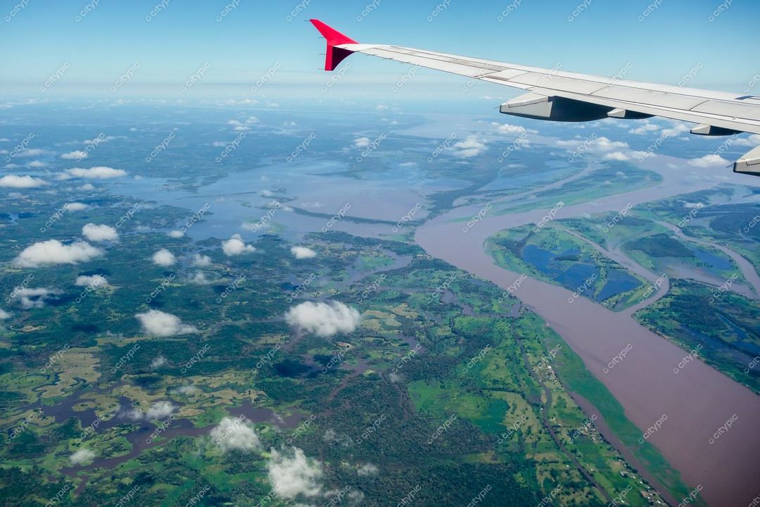 Manaus, Amazonas vista aérea com rios entrelaçados e floresta densa em dia ensolarado e céu claro