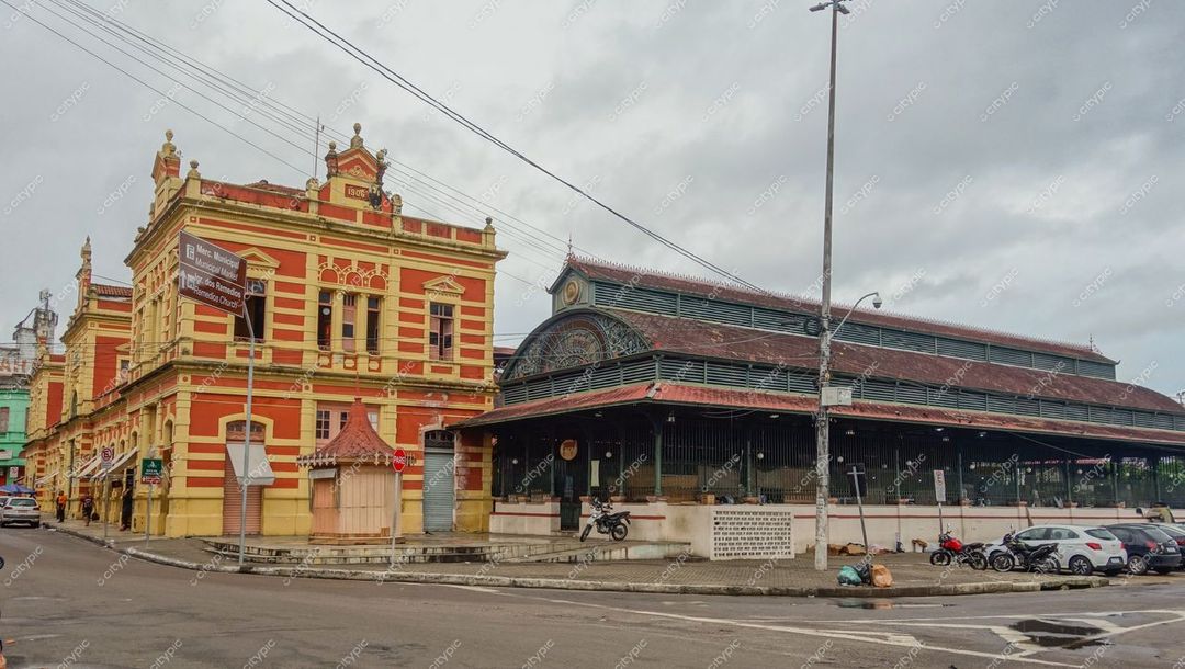 Manaus, Amazonas, captura do Teatro Amazonas e mercado coberto em dia nublado com ruas tranquilas e motos estacionadas