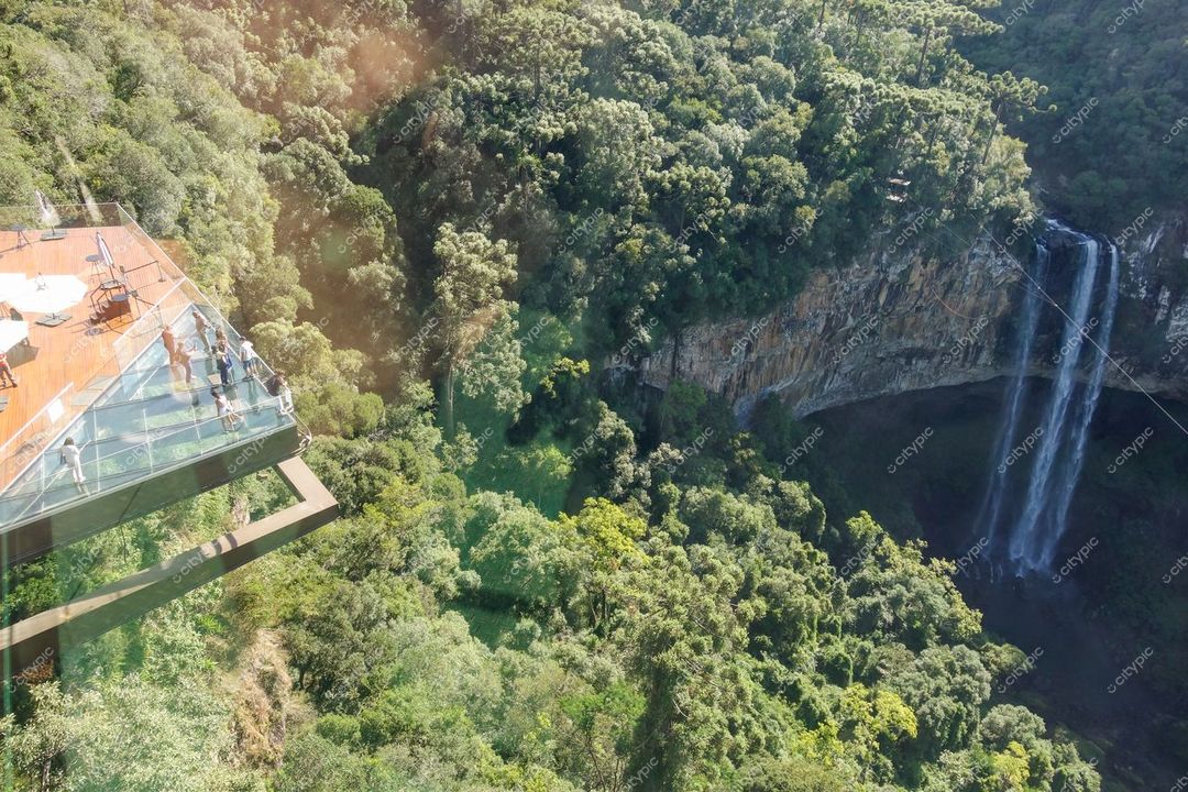 Canela, Rio Grande do Sul com mirante de vidro sobre encosta e cachoeira em dia ensolarado com visitantes