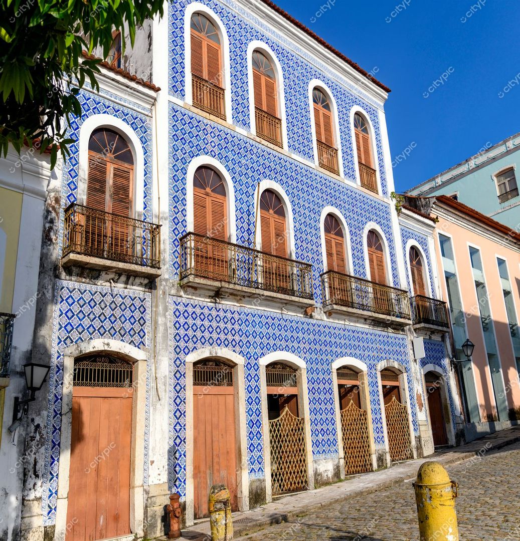 São Luís, Maranhão, edifício histórico com fachada de azulejos azuis e brancos sob céu claro e ensolarado