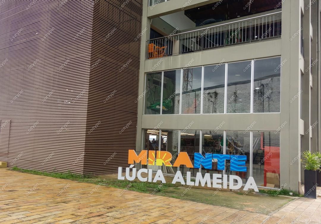 Manaus, Amazonas, edifício moderno Mirante Lúcia Almeida com fachada envidraçada e piso de pedra em dia nublado