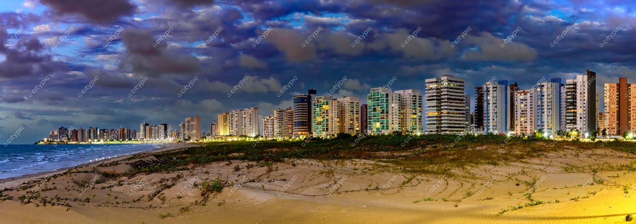 São Luís, Maranhão vista panorâmica da orla ao entardecer com edifícios altos e céu nublado dramático