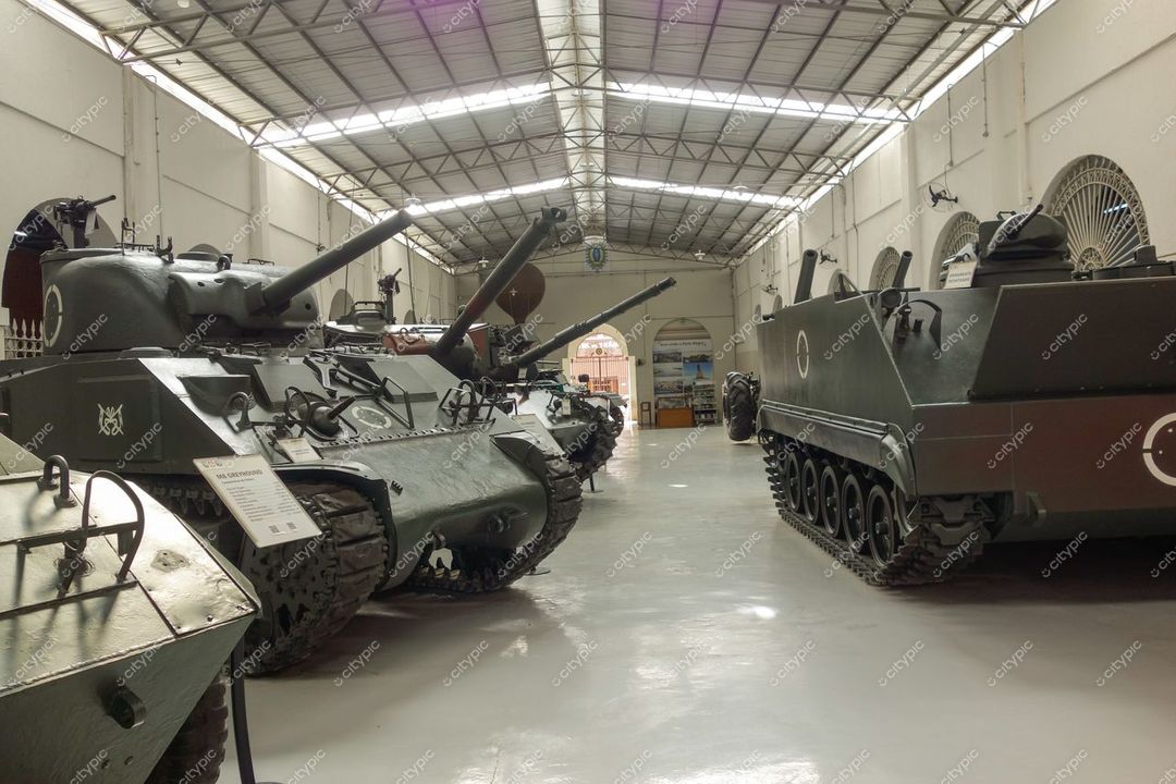 Porto Alegre, Rio Grande do Sul exposição de tanques em museu com iluminação clara e chão liso contrastante