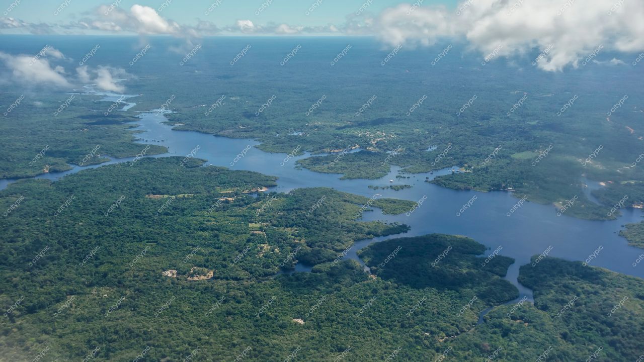 Manaus, Amazonas vista aérea com vegetação densa, rios serpenteantes e construções rurais sob céu parcialmente nublado