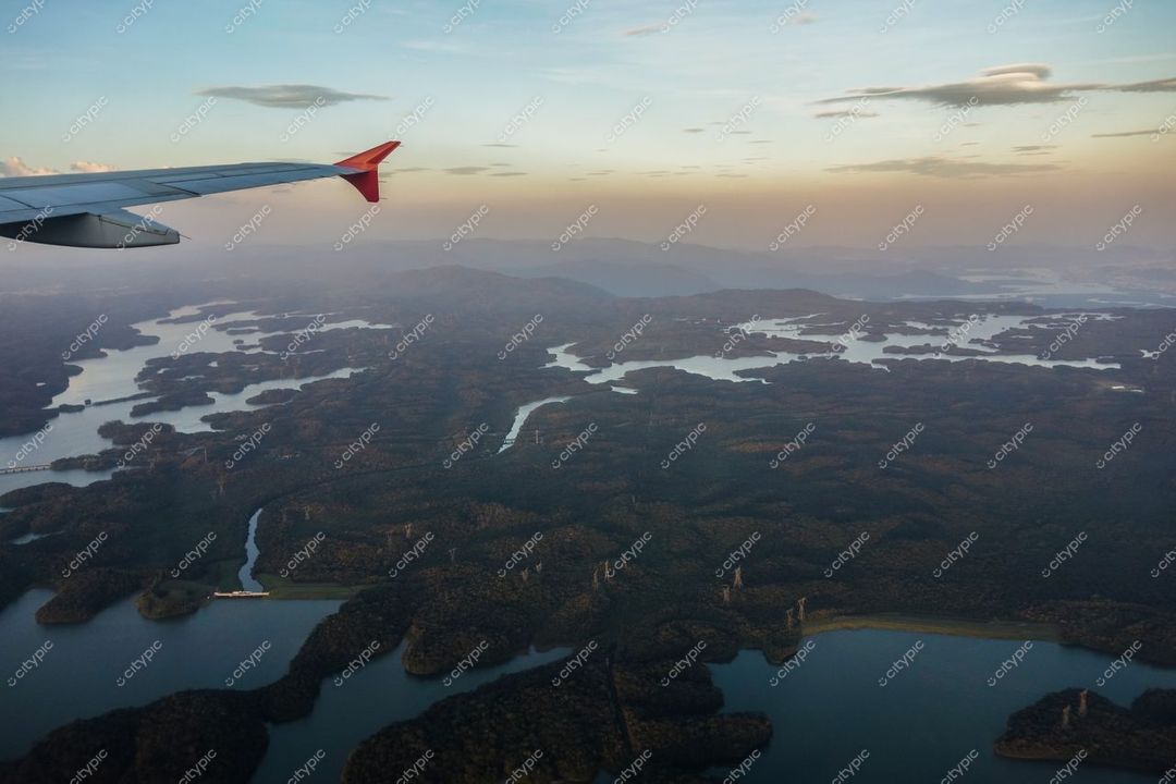São Paulo, São Paulo, vista aérea ao entardecer com vegetação densa, lagos e montanhas ao fundo