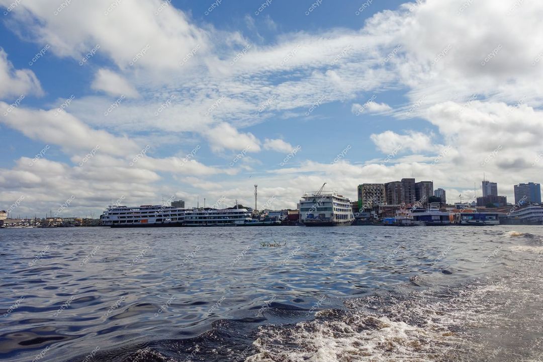 Manaus, Amazonas, vista do Rio Negro com barcos e skyline urbano sob céu parcialmente nublado durante o dia