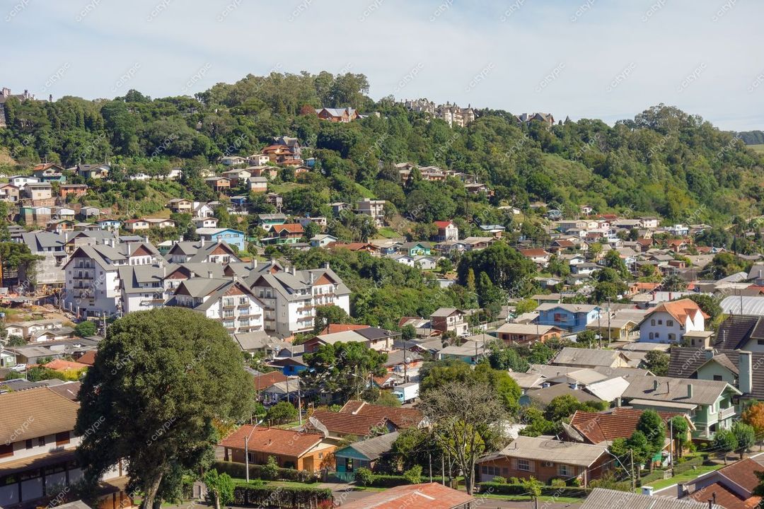 Gramado, Rio Grande do Sul vista panorâmica em dia ensolarado com arquitetura variada e vegetação densa ao fundo