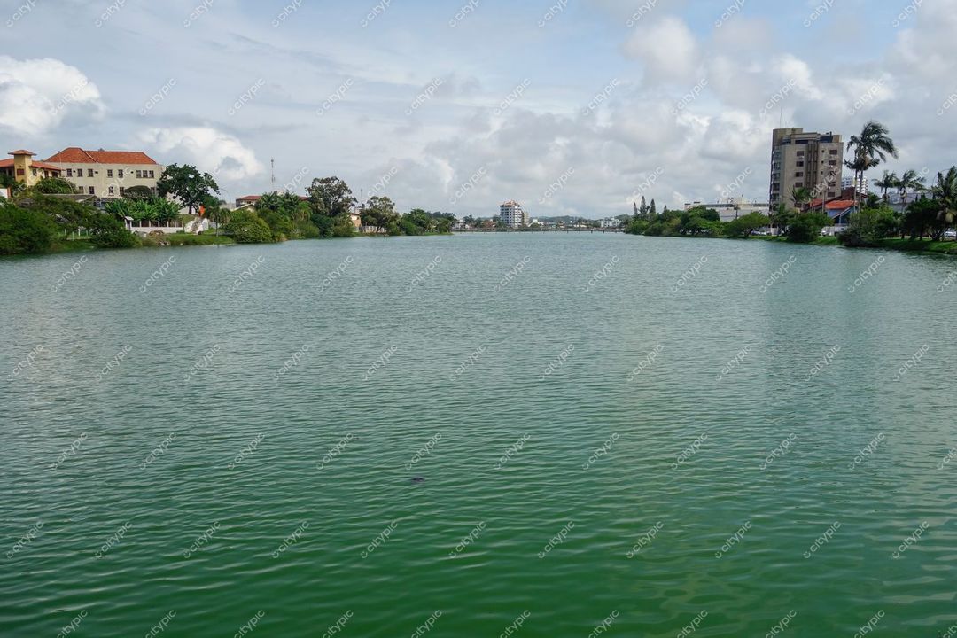 Torres, Rio Grande do Sul, vista do rio com edifícios e vegetação em dia claro e tranquilo