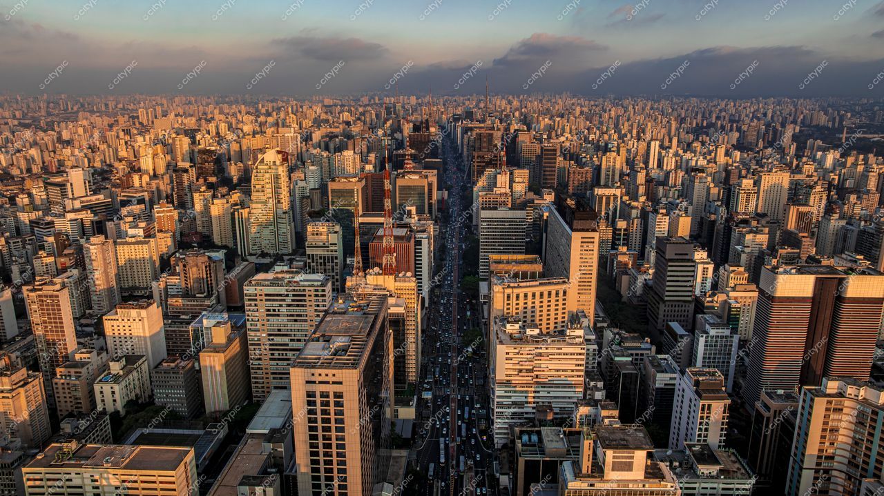 São Paulo, São Paulo, vista panorâmica do crepúsculo com arranha-céus iluminados e tráfego intenso na avenida central