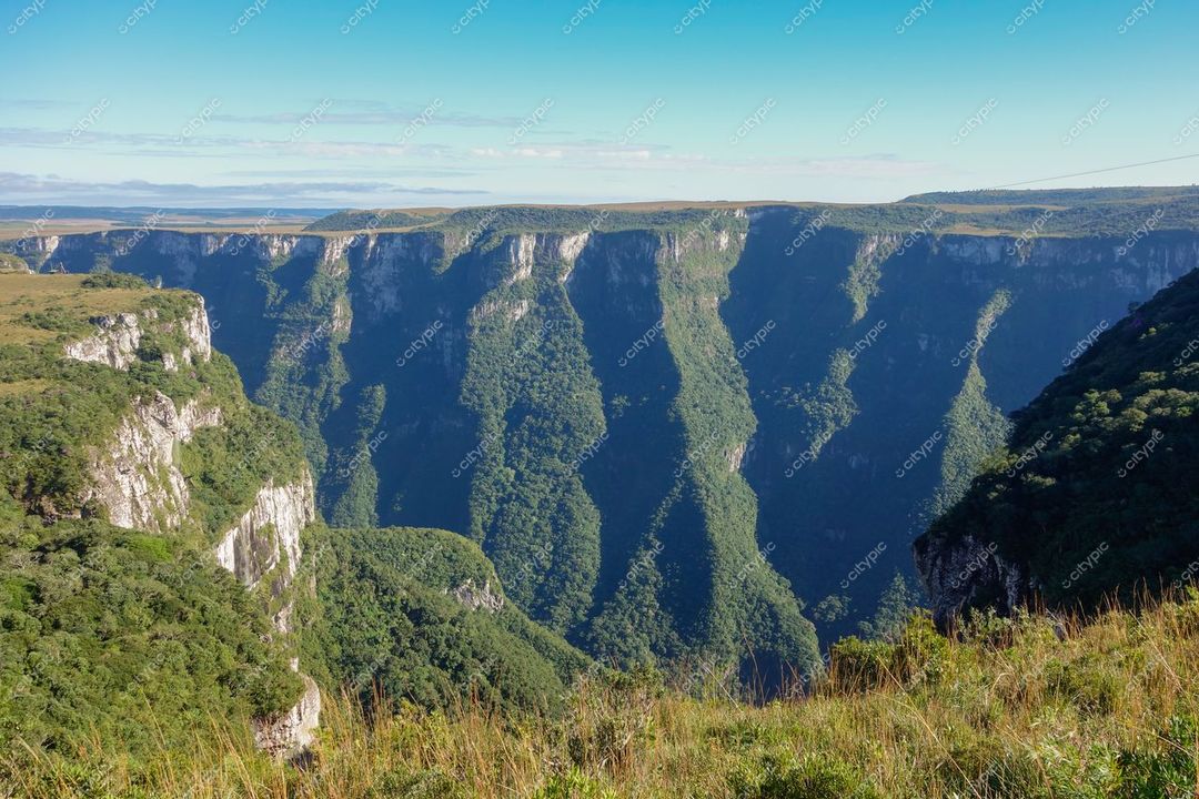 Cambará do Sul, Rio Grande do Sul vista panorâmica do Canyon de Itaimbezinho em dia ensolarado com céu azul claro