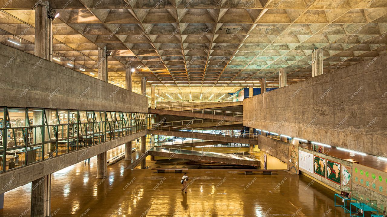 São Paulo, São Paulo, interior contemporâneo com tetos de concreto e iluminação natural em espaço público amplo
