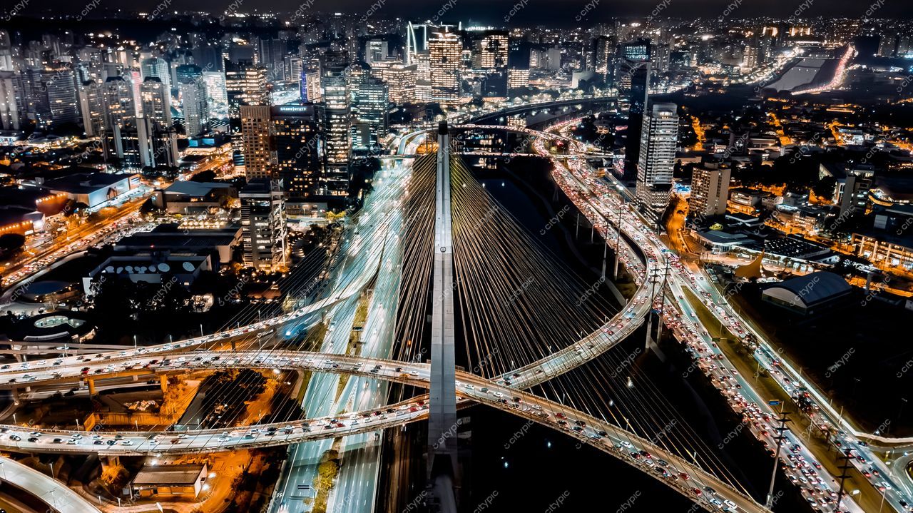 São Paulo, São Paulo, vista aérea noturna da cidade iluminada com a Ponte Estaiada e tráfego intenso nas avenidas