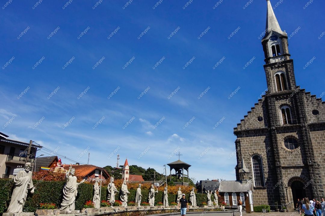 Gramado, Rio Grande do Sul, igreja gótica com torre elevada e estátuas religiosas em dia ensolarado e céu azul