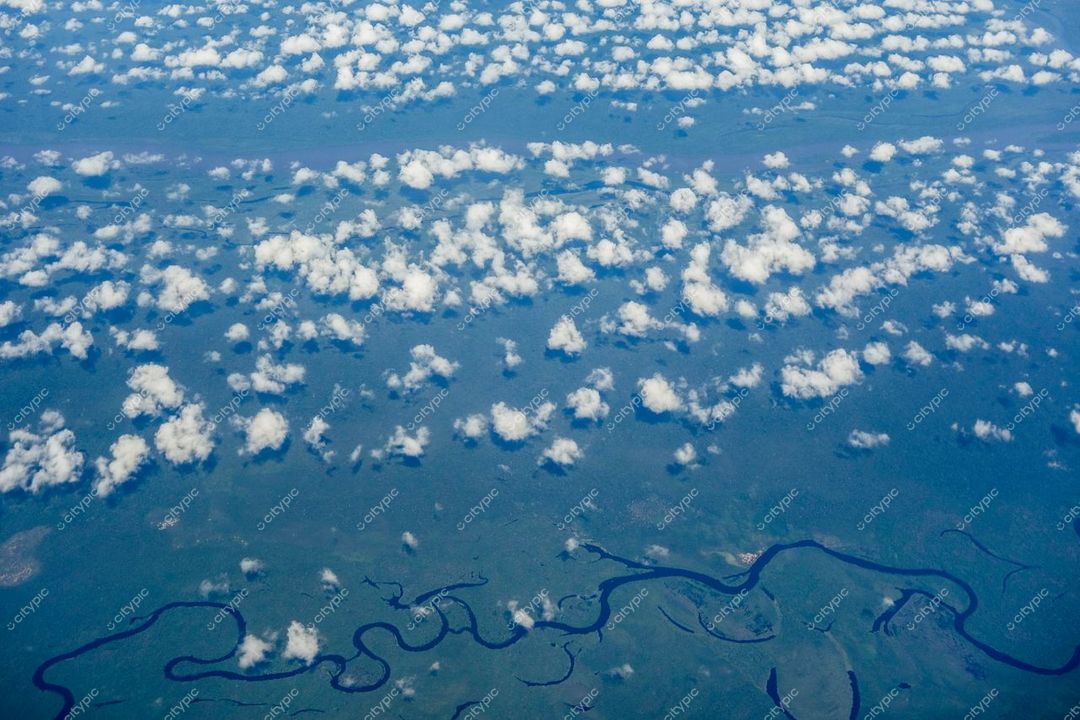 Manaus, Amazonas vista aérea com rios sinuosos e densa vegetação em dia ensolarado sob nuvens dispersas