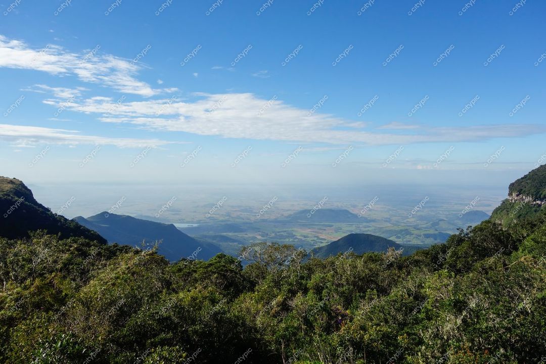 Cambará do Sul, Rio Grande do Sul com vista panorâmica de campos e vales montanhosos em dia ensolarado