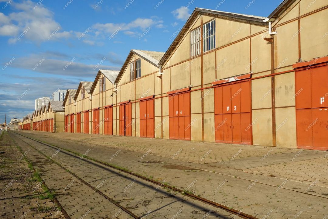 Porto Alegre, Rio Grande do Sul armazéns bejes com portas laranja em cenário de abandono e iluminação diurna