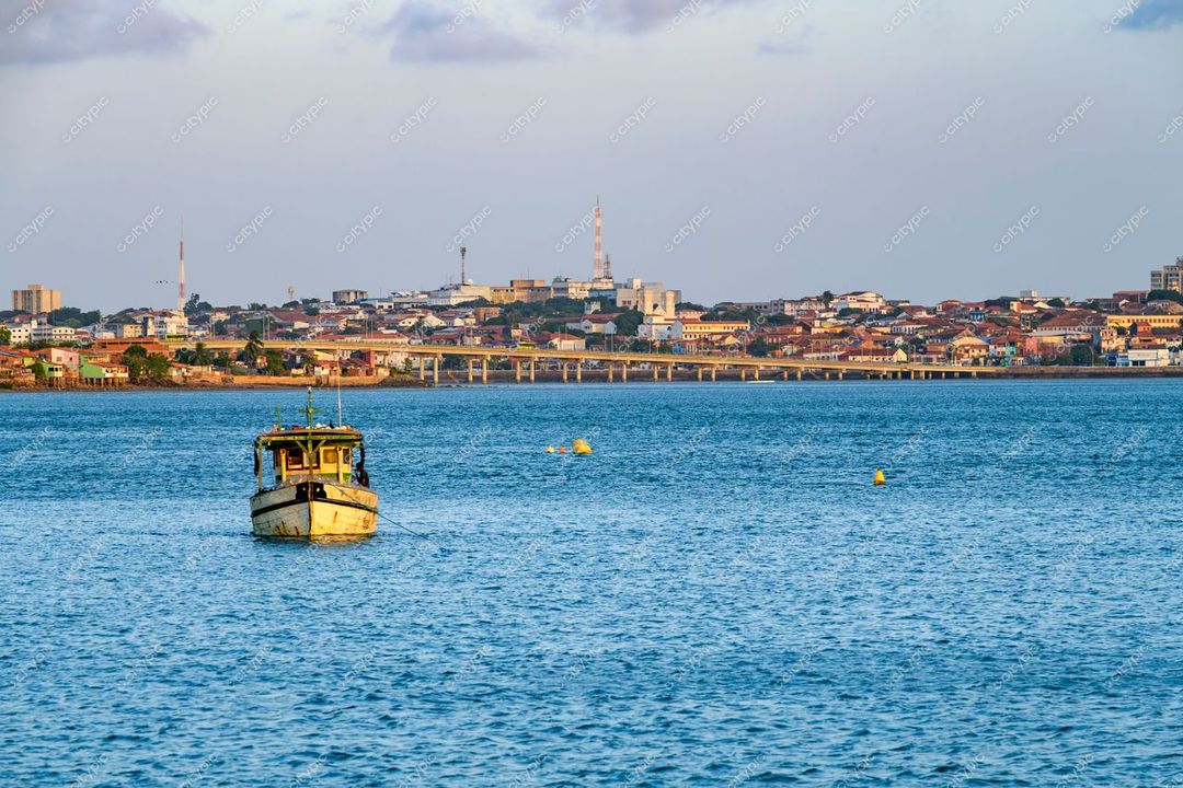 São Luís, Maranhão vista da baía ao entardecer com barco pesqueiro e vegetação costeira em destaque