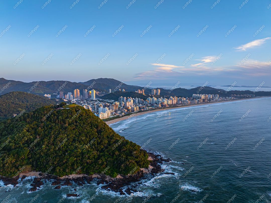 Itajaí, Santa Catarina com vista panorâmica da costa ao amanhecer e vegetação tropical em primeiro plano