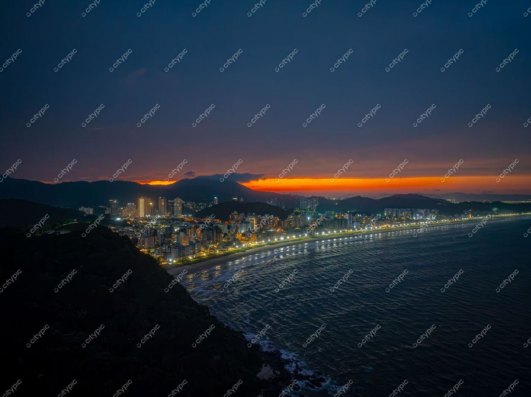 Itajaí, Santa Catarina vista panorâmica ao entardecer com reflexos no mar e montanhas ao fundo