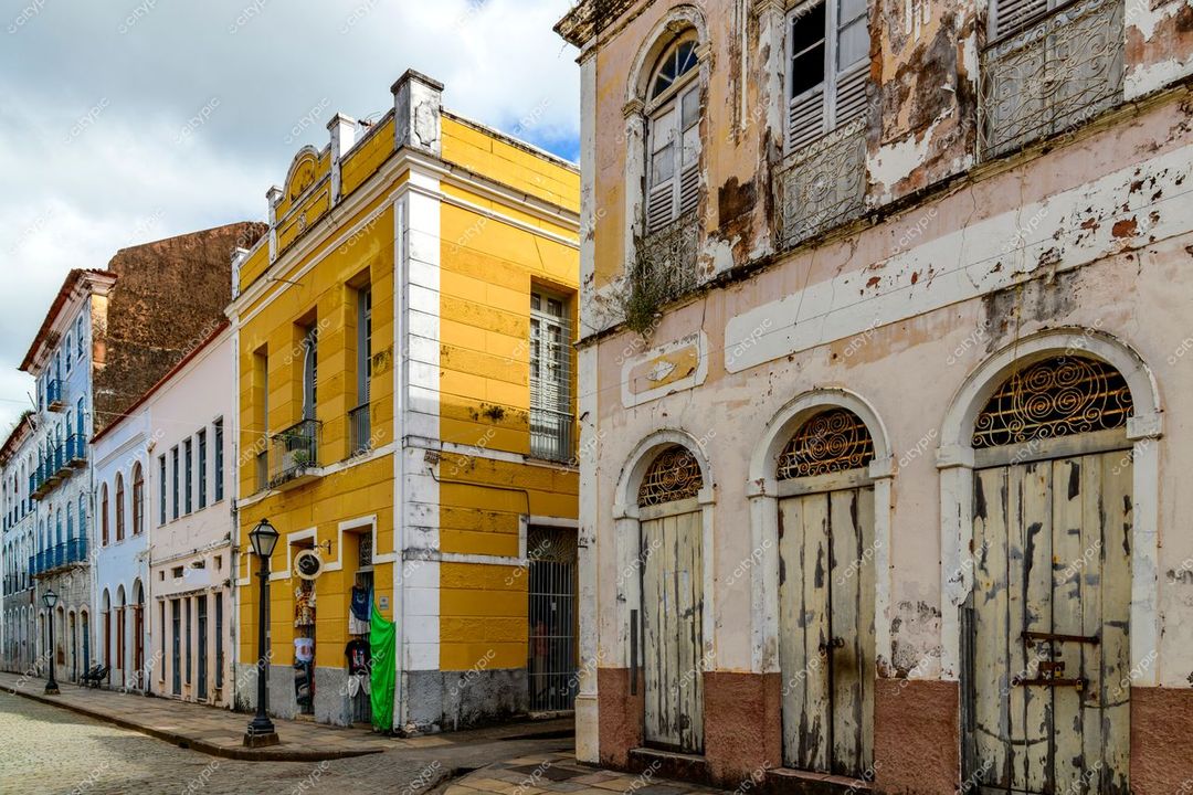 São Luís, Maranhão, rua histórica com edificações coloniais em dia nublado e calçada de pedras irregulares