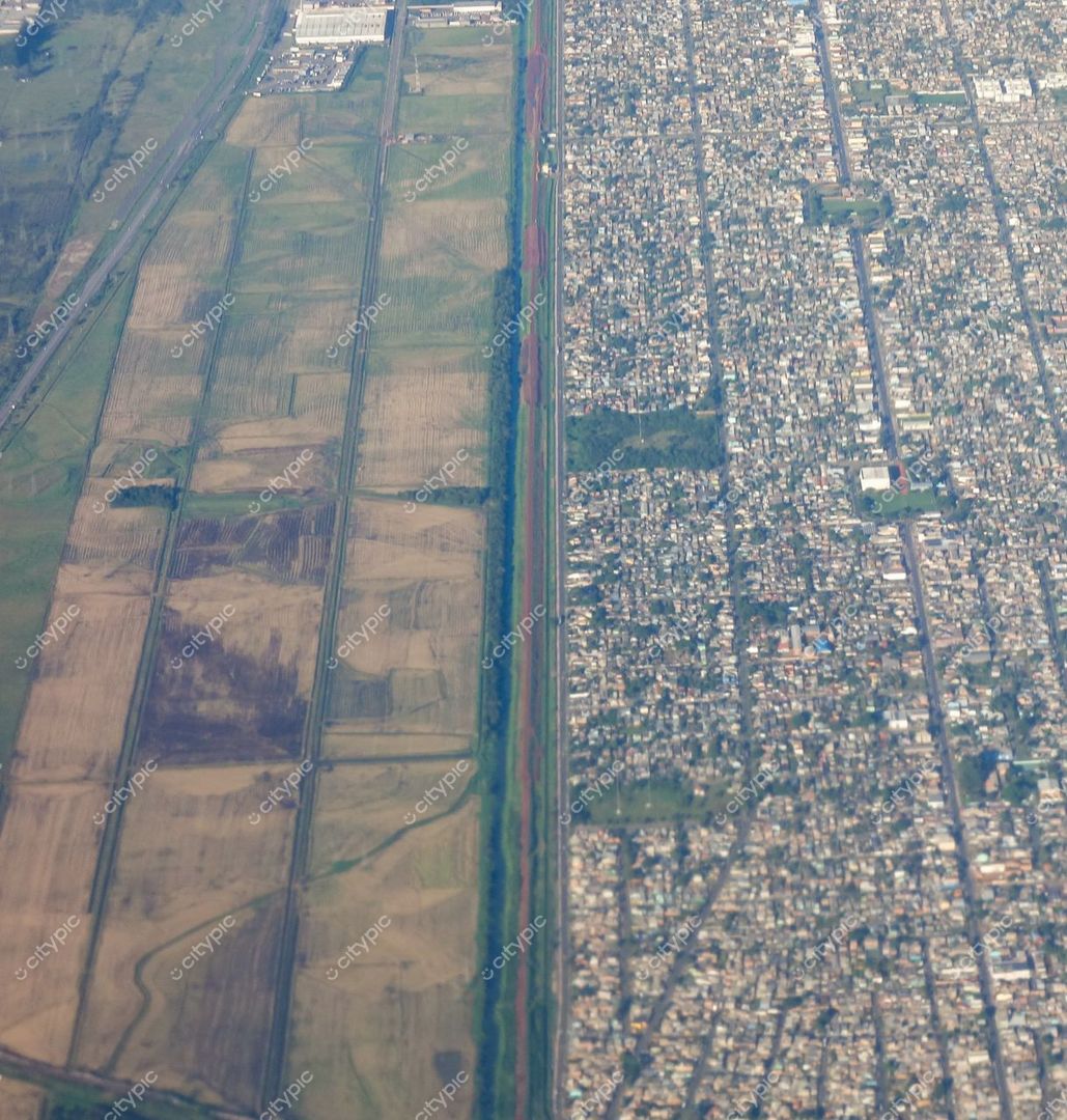 Porto Alegre, Rio Grande do Sul, panorama aéreo com contraste entre áreas urbanas densas e extensas terras agrícolas verdes