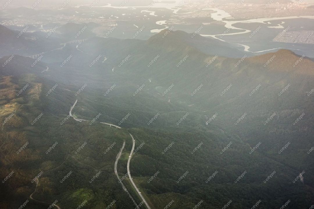 São Paulo, São Paulo, vista aérea crepuscular da região montanhosa com estradas sinuosas e vegetação densa