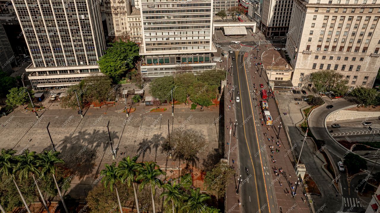 São Paulo, São Paulo vista aérea do centro com edifícios modernos, avenida movimentada e áreas ajardinadas durante o dia