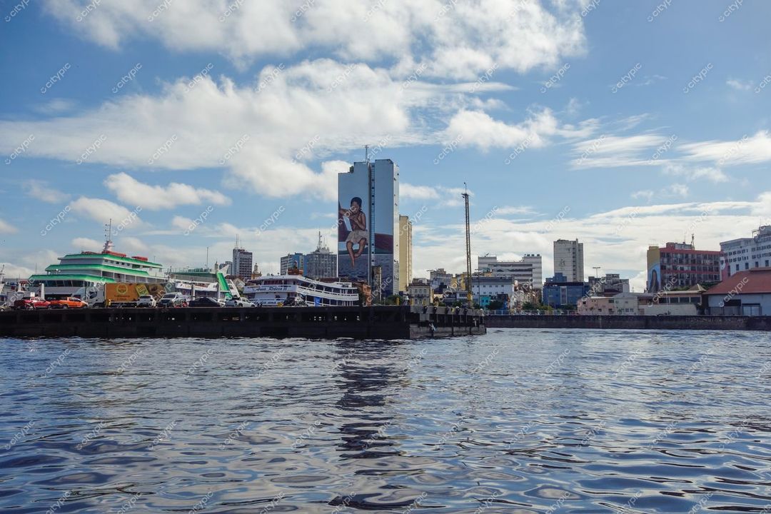 Manaus, Amazonas, panorama urbano com reflexos na água e mistura de arquitetura moderna e tradicional ao entardecer
