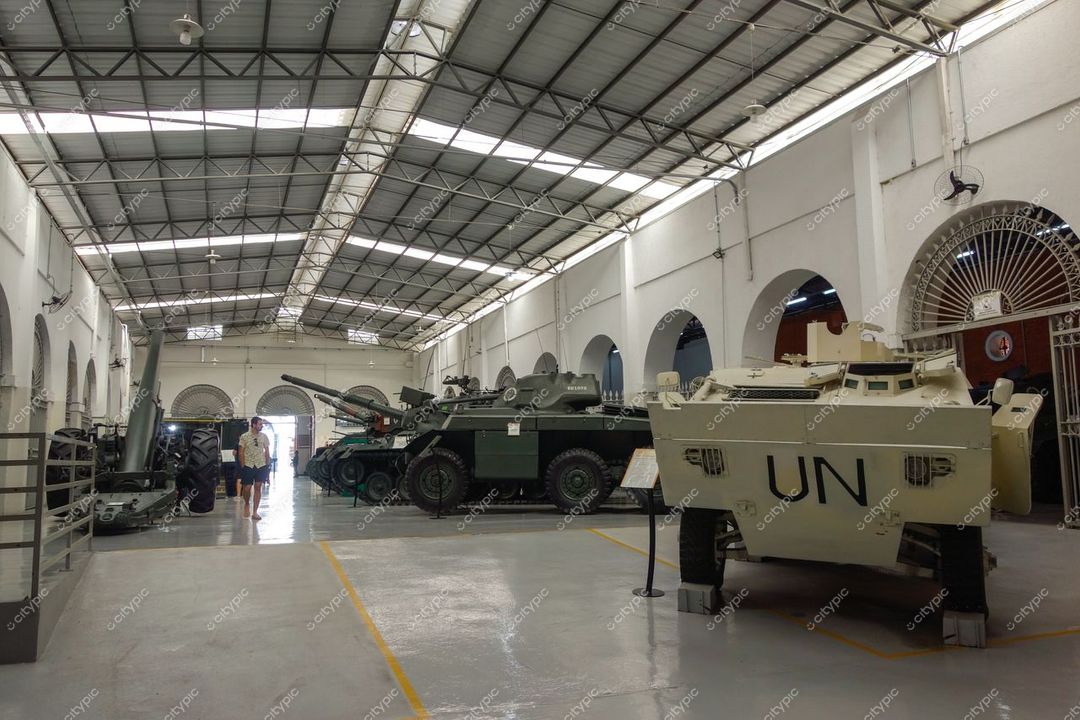 Porto Alegre, Rio Grande do Sul interior de museu com veículos militares expostos e iluminação adequada em ambiente amplo